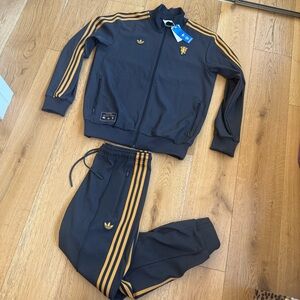 ADIDAS 2025-26 Manchester United Men's Icon SOCCER TRACKSUIT JACKET & PANTS  L